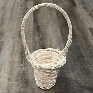 💞 White Woven Wicker Easter Basket with Handle